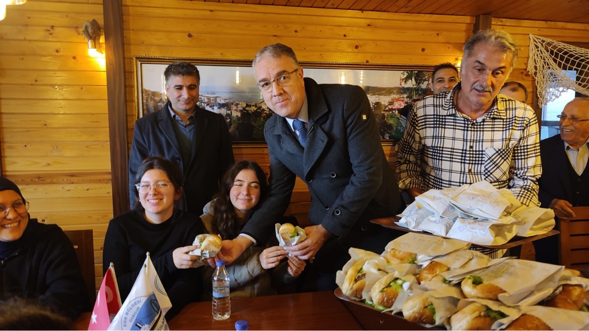 İzmir Su Ürünleri Koopetartifinden Öğrencilerimize Balık Ekmek İkramı
